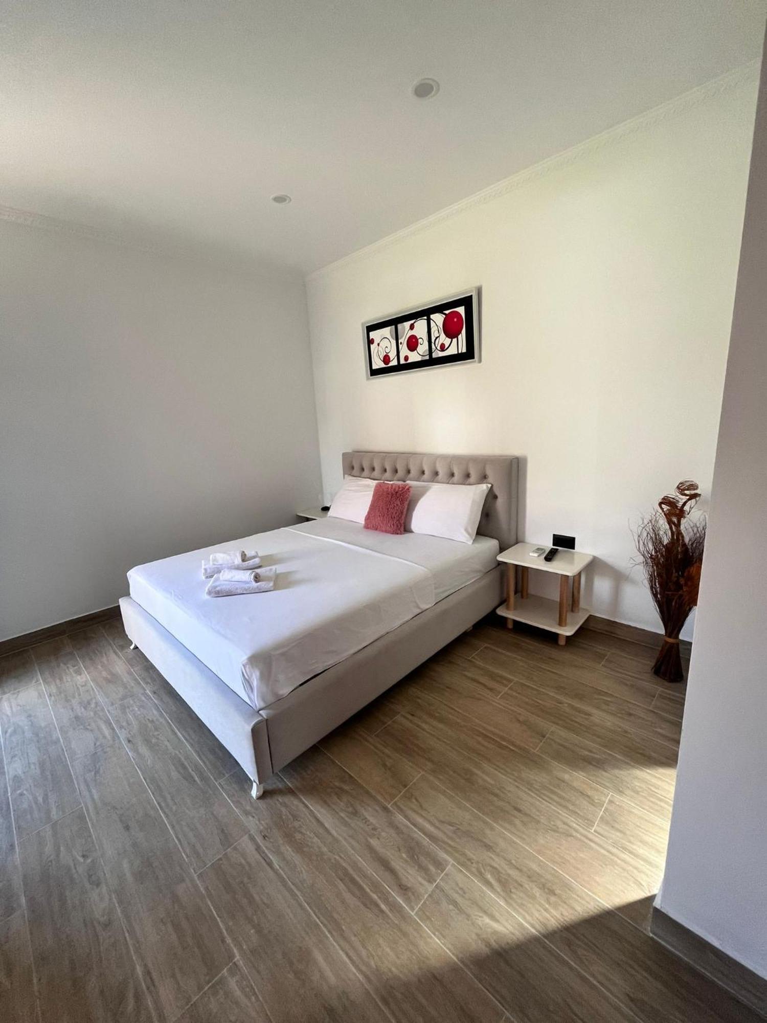 Vila Ari Borsh Exteriér fotografie